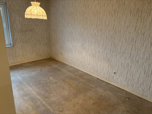 Leerer Raum mit Teppichboden und einer Lampe an der Decke.