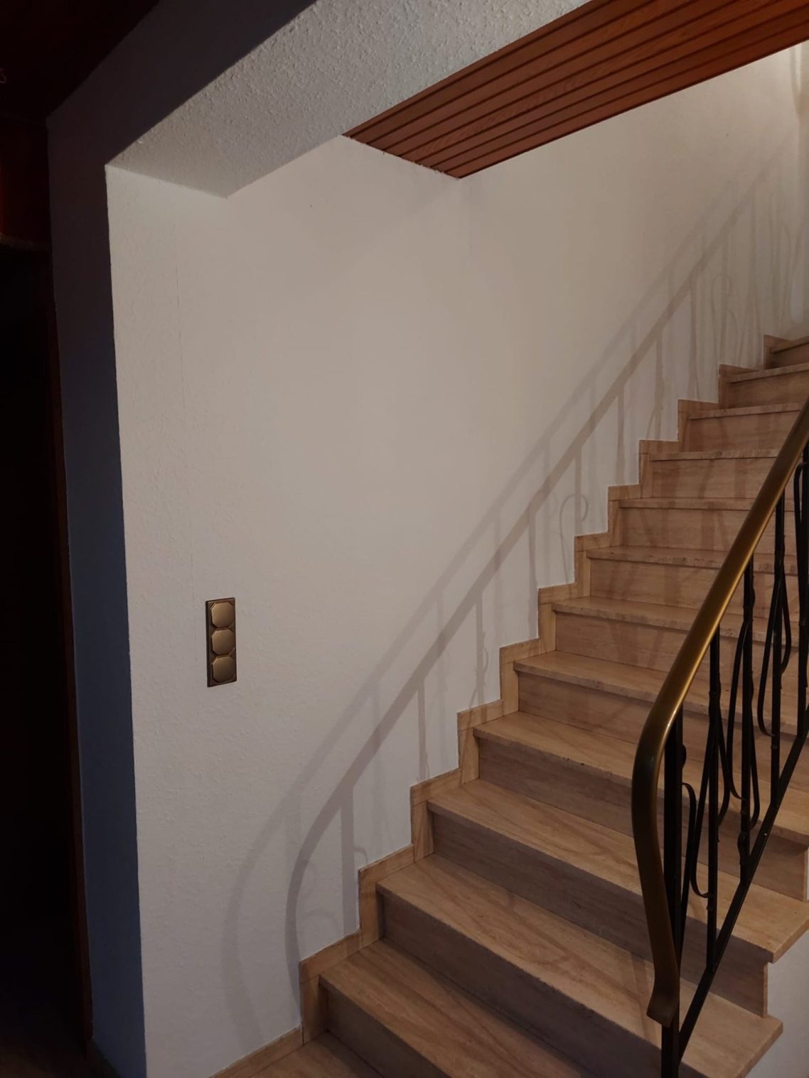 Renovierungsarbeiten Leverkusen – Tapeten kleben im Treppenhaus