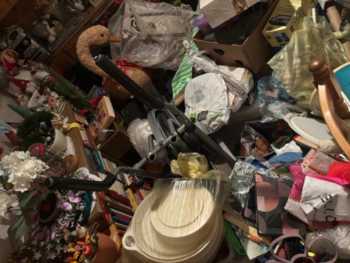 Ein chaotischer Raum voller verstreuter Gegenstände und Müll.